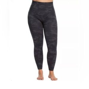 Spanx Size 2X Plus Size Seamless Look at me Leggings in Black Camo NEW!